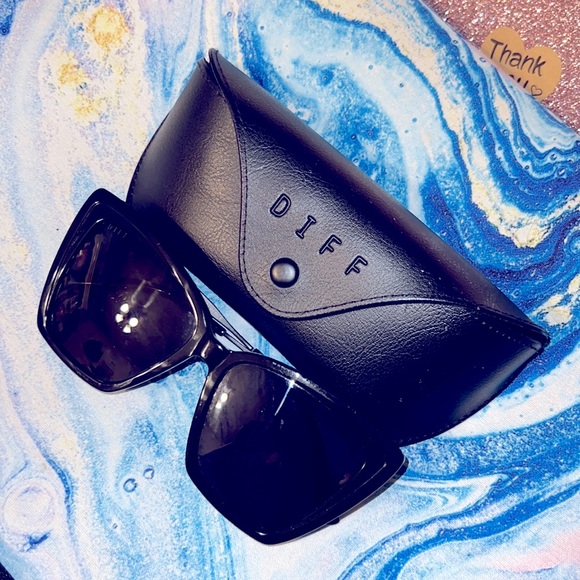 😎DIFF SUNGLASSES😎 - Picture 3 of 3